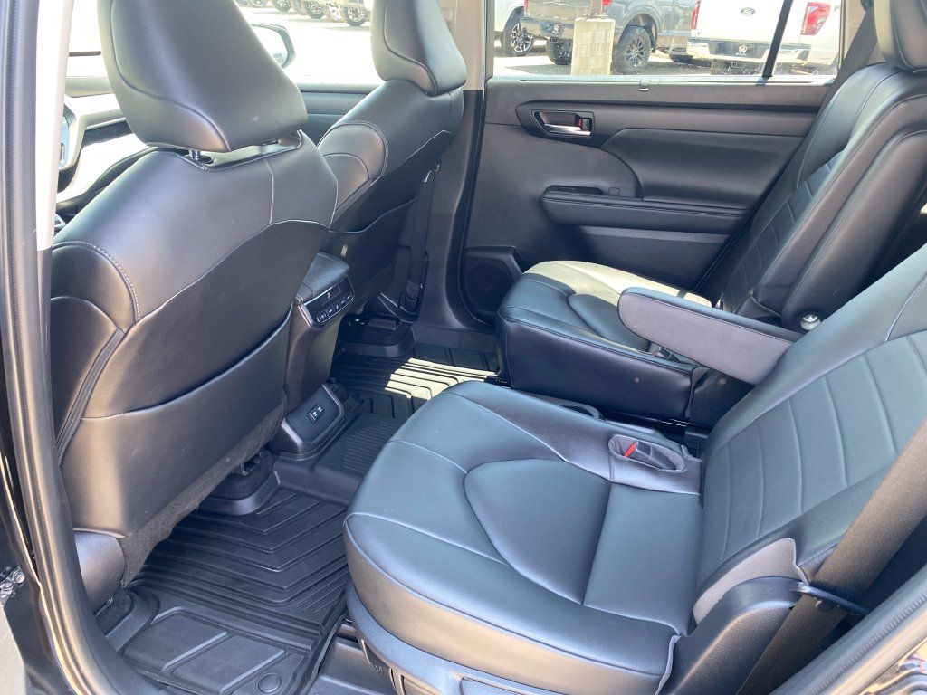 Used 2021 Toyota Highlander XLE AWD/4WD image 76