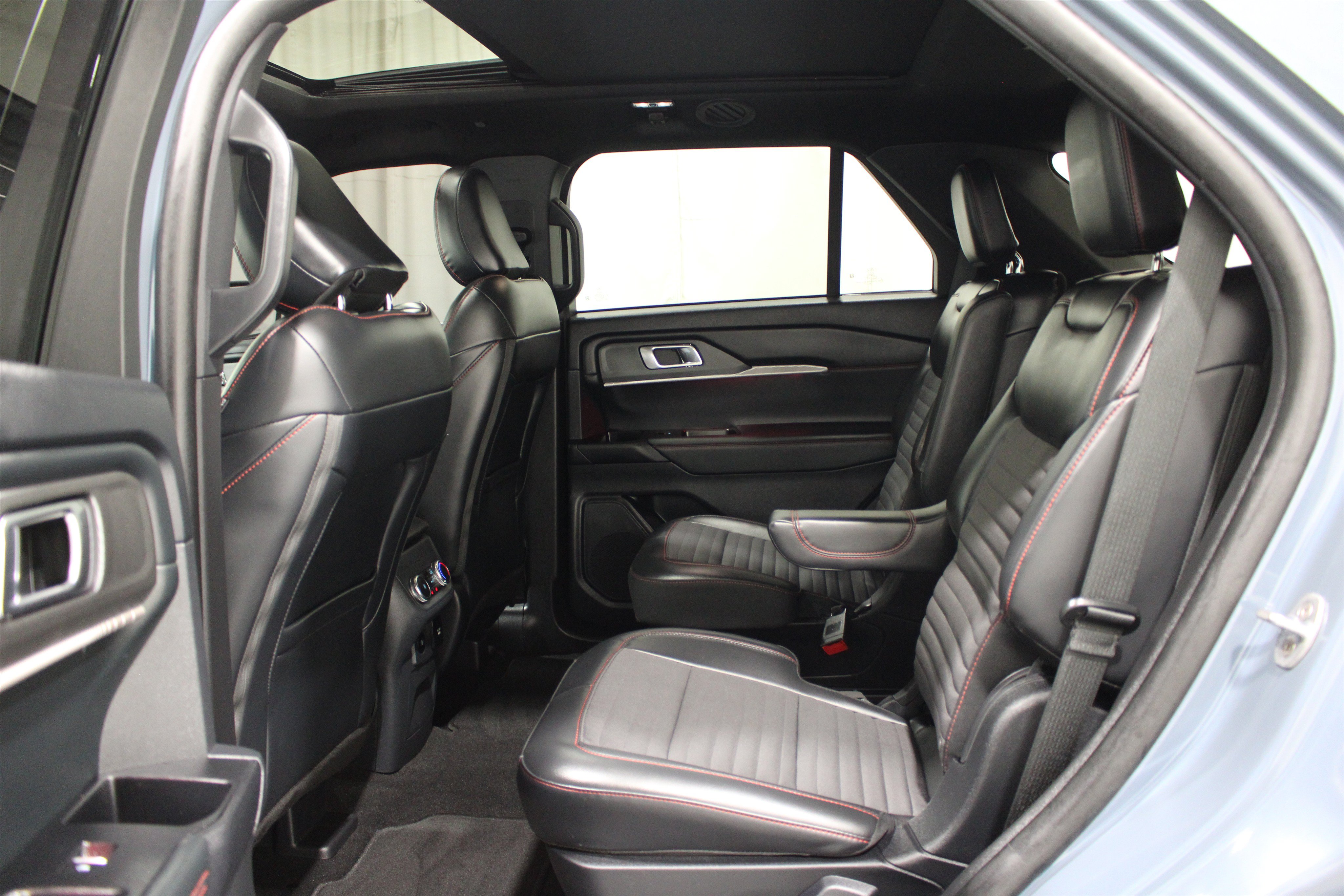 Used 2025 Ford Explorer ST-Line w/ Premium Package AWD/4WD image 22