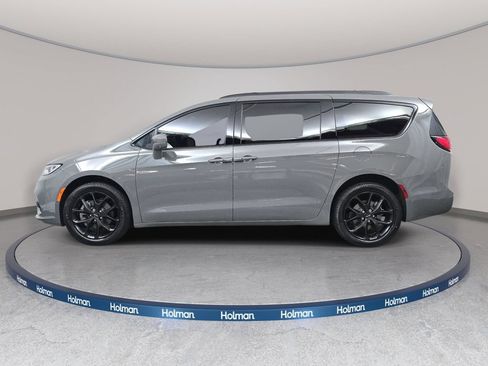 Used 2022 Chrysler Pacifica Limited w/ Uconnect Theater Family Group AWD/4WD image 9