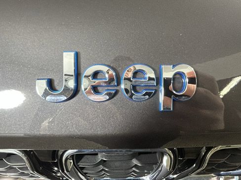 Used 2023 Jeep Grand Cherokee 4WD 4xe image 9