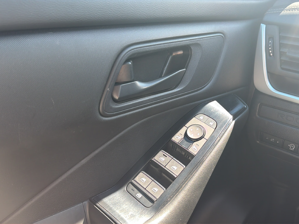 Used 2024 Nissan Rogue S FWD image 19