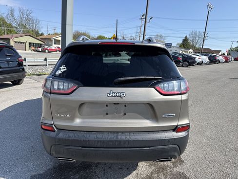 Used 2019 Jeep Cherokee Latitude Plus w/ Cold Weather Group AWD/4WD image 4