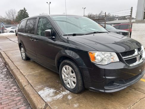 Used 2018 Dodge Grand Caravan SE w/ UConnect Hands-Free Group image 3