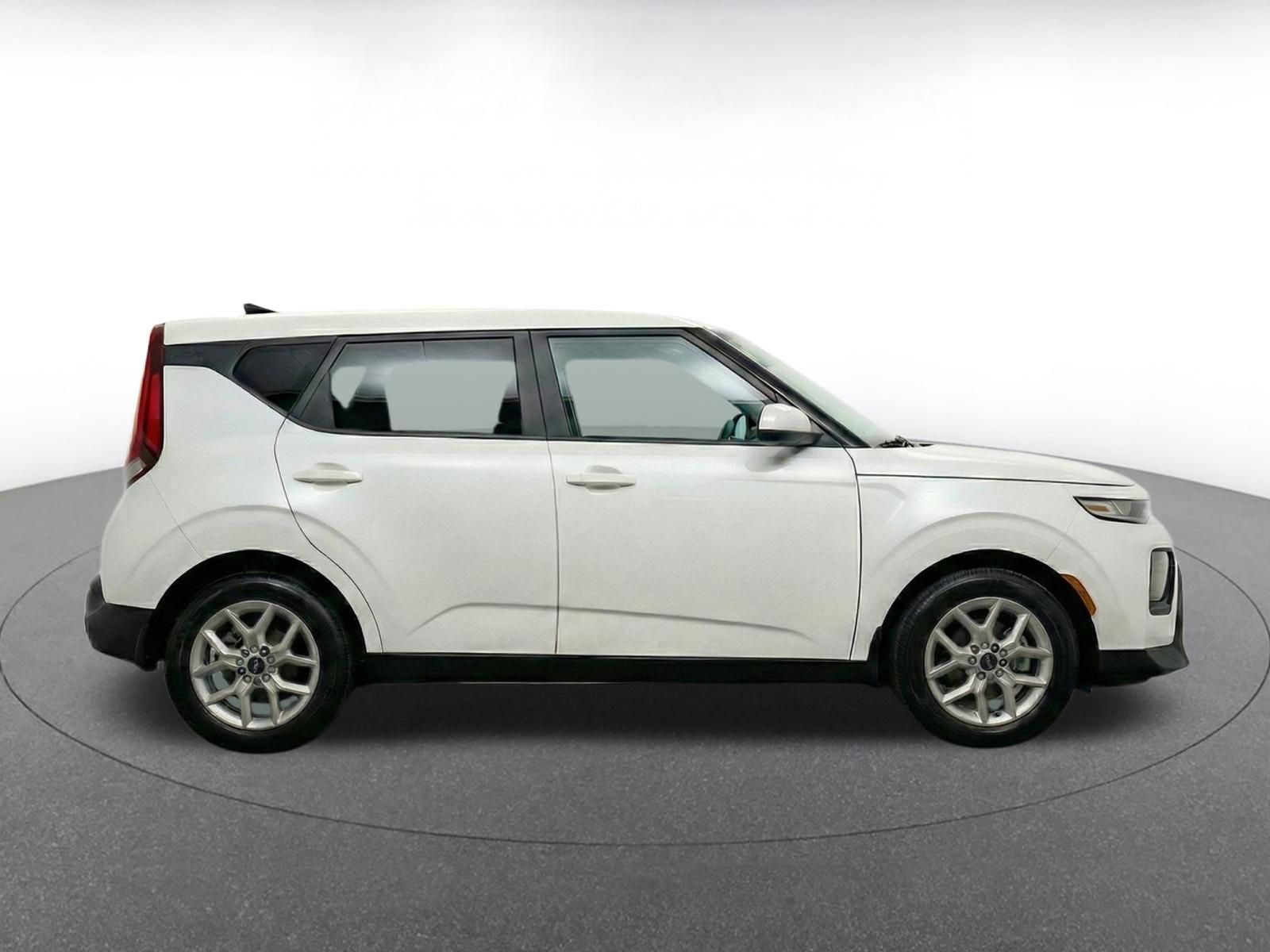 Used 2025 Kia Soul LX w/ LX Technology Package FWD image 9