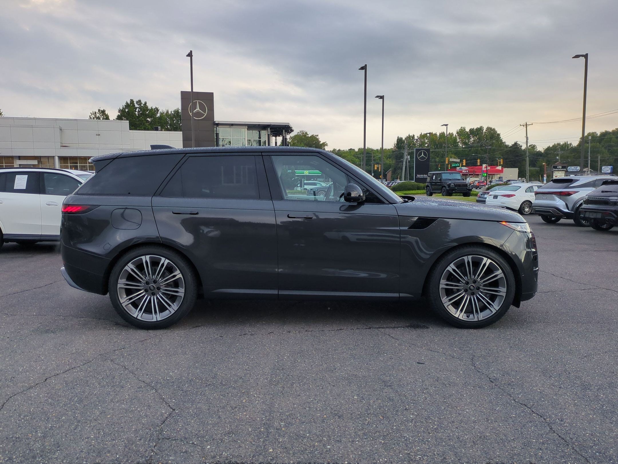Used 2024 Land Rover Range Rover Sport SE AWD/4WD image 2