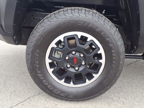 Certified 2025 Toyota Tacoma TRD Off-Road AWD/4WD image 9
