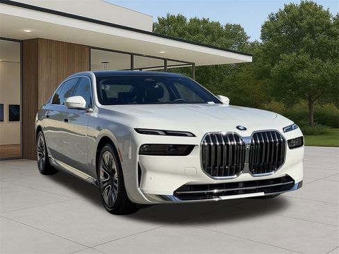 Used 2025 BMW i7 eDrive50 w/ Premium Package image 4