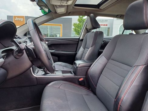 Used 2016 Toyota Camry SE w/ Moonroof Package FWD image 9