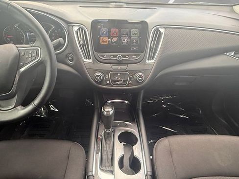 Used 2018 Chevrolet Malibu LT image 3