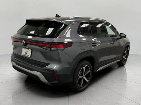 New 2025 Volkswagen Tiguan SE image 3