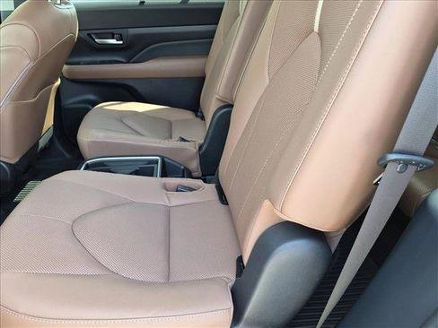 Used 2025 Toyota Grand Highlander AWD image 18