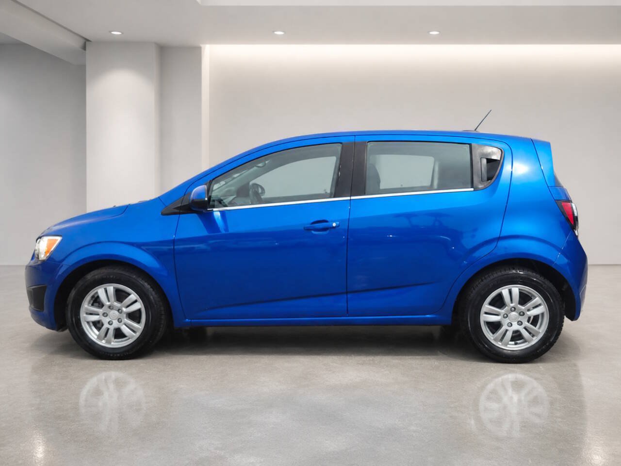 Used 2016 Chevrolet Sonic LT w/ Driver Confidence Package FWD image 2