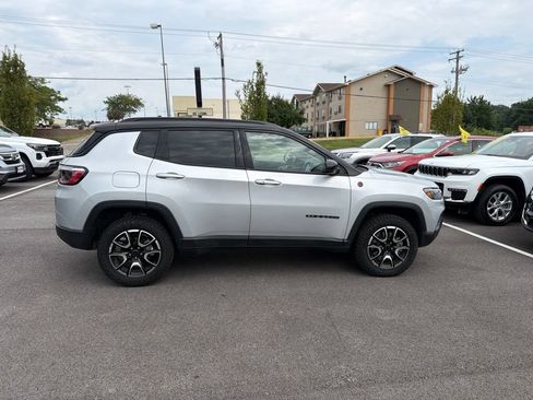 Used 2025 Jeep Compass Trailhawk AWD/4WD image 11
