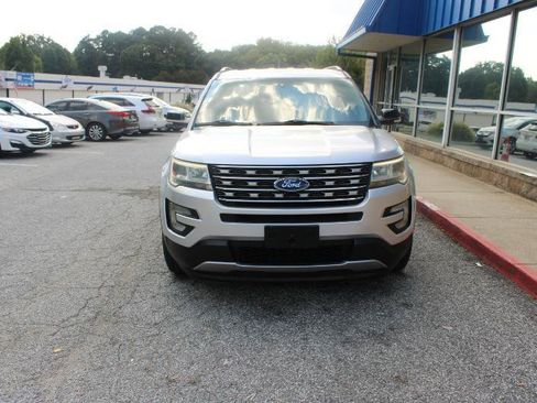 Used 2016 Ford Explorer XLT FWD image 2