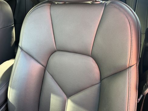 Certified 2025 Porsche Macan Turbo image 5