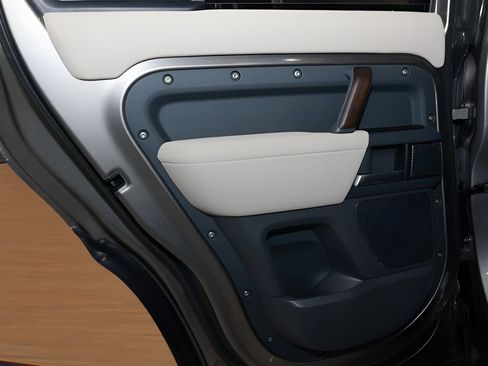 Used 2023 Land Rover Defender 110 X-Dynamic SE image 27