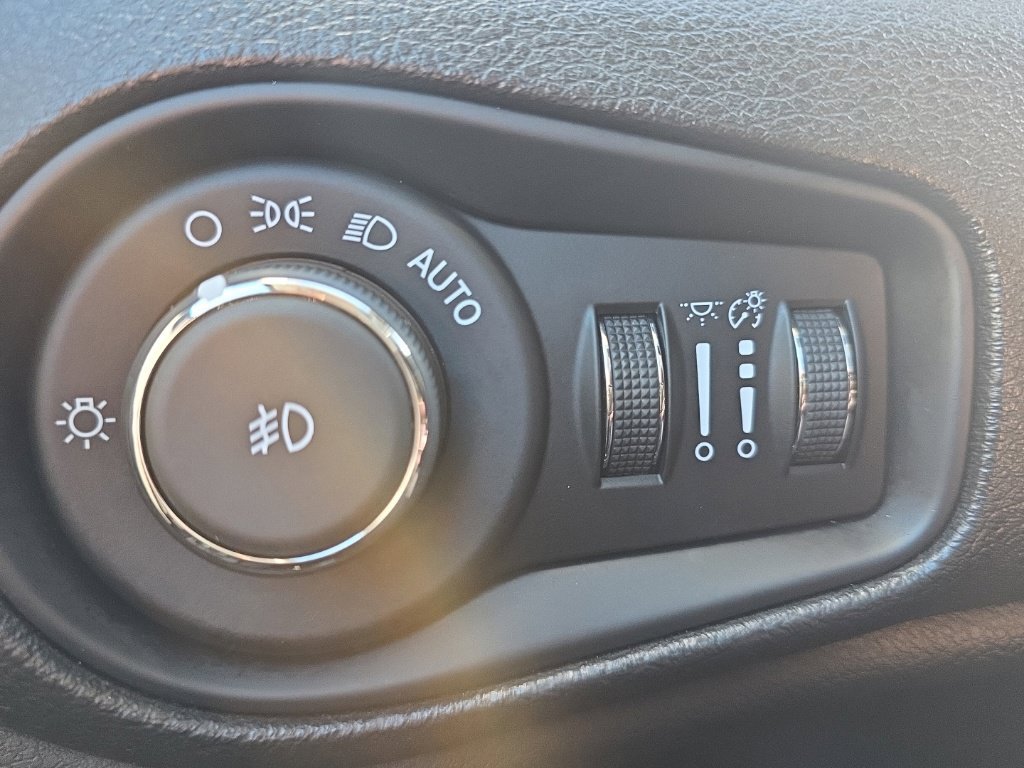 Used 2018 Jeep Renegade Latitude AWD/4WD image 29