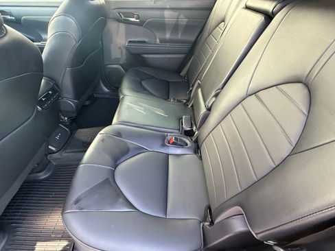 Used 2022 Toyota Highlander XLE image 29
