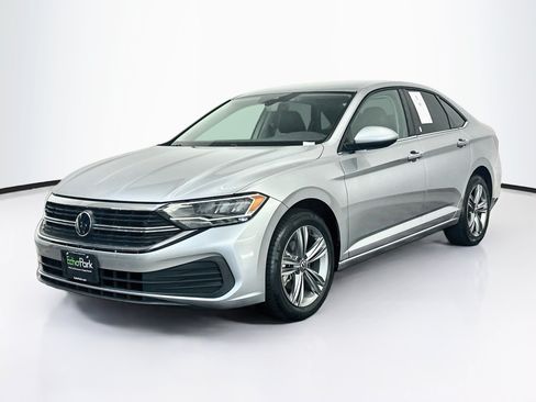 Used 2024 Volkswagen Jetta SE FWD image 3