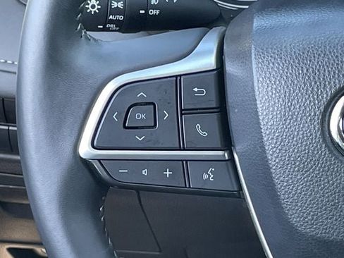 Used 2023 Toyota Highlander XLE FWD image 13
