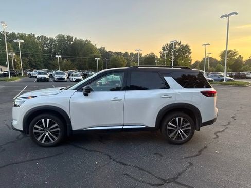 Used 2025 Nissan Pathfinder Platinum AWD/4WD image 4