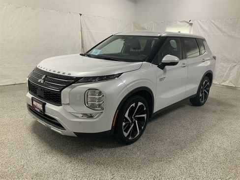Used 2025 Mitsubishi Outlander 4WD Plug-In Hybrid image 3