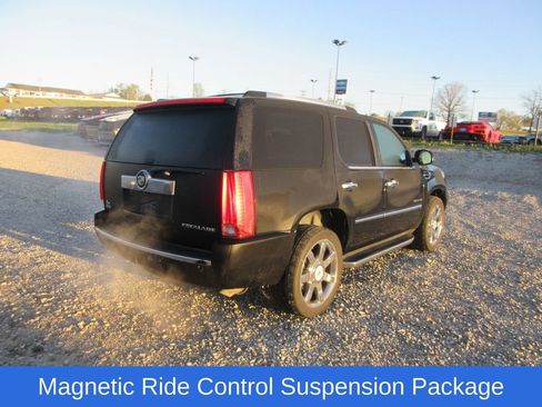 Used 2010 Cadillac Escalade Luxury image 3