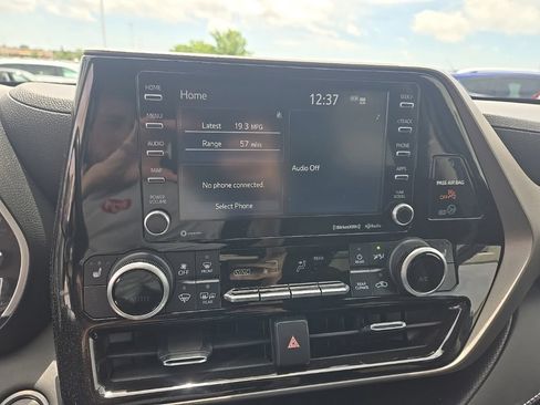 Used 2021 Toyota Highlander XLE AWD/4WD image 18