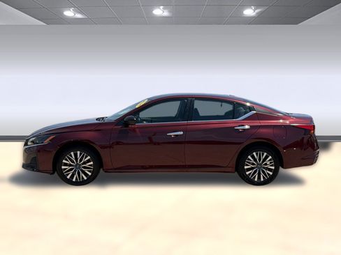 Used 2025 Nissan Altima 2.5 SV AWD/4WD image 2