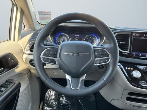 Used 2023 Chrysler Pacifica Touring-L FWD image 11