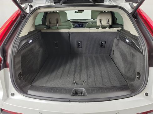Used 2023 Cadillac XT4 Luxury w/ Cold Weather Package image 8