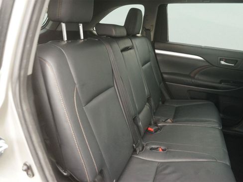 Used 2015 Toyota Highlander XLE FWD image 19
