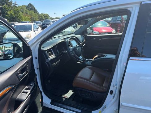 Used 2017 Toyota Highlander Limited Platinum AWD/4WD image 10