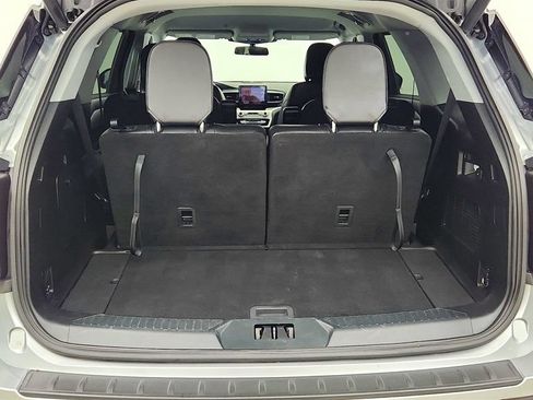 Used 2021 Ford Explorer XLT w/ Equipment Group 202A AWD/4WD image 26