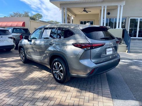 Used 2025 Toyota Highlander XLE image 3