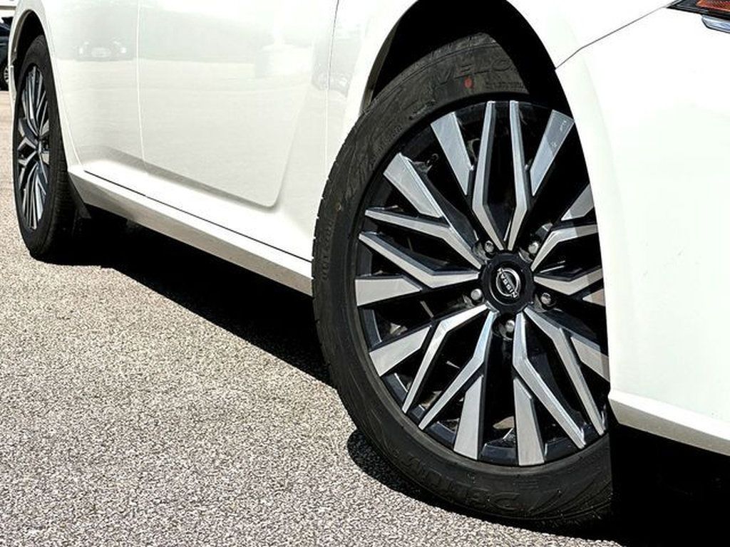 Used 2025 Nissan Altima 2.5 SV FWD image 2