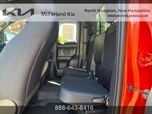 Used 2016 Toyota Tacoma TRD Off-Road w/ Premium & Technology Package AWD/4WD image 26