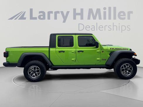 Used 2025 Jeep Gladiator Rubicon w/ Convenience Group AWD/4WD image 3