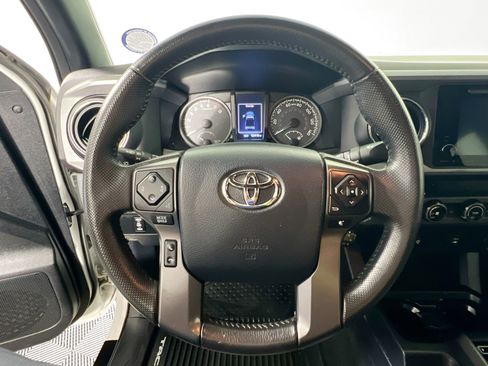 Used 2017 Toyota Tacoma TRD Sport w/ Tow Package (A/T) AWD/4WD image 17