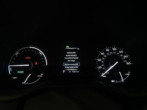 Used 2023 Toyota Sienna XLE image 2