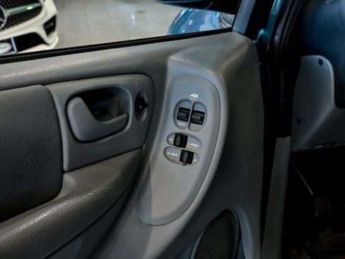 Used 2006 Chrysler Town & Country Touring FWD image 16