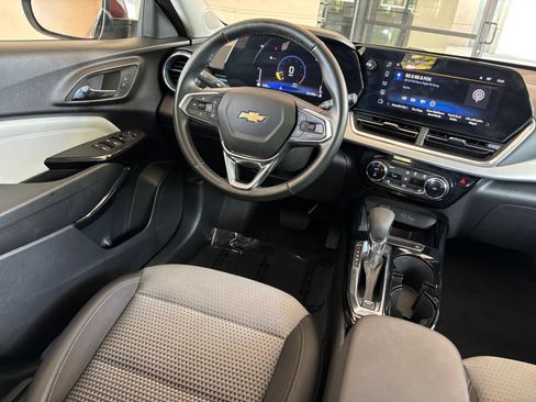 Used 2025 Chevrolet Trax LT w/ LT Convenience Package FWD image 33