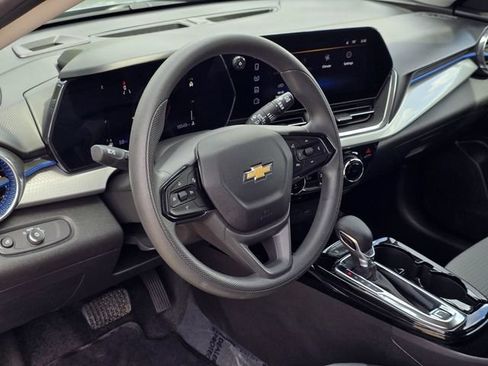 Used 2025 Chevrolet Trax LT FWD image 38