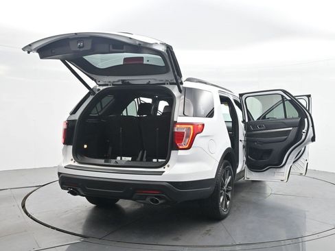 Used 2018 Ford Explorer XLT w/ Equipment Group 202A FWD image 38