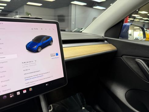 Used 2021 Tesla Model Y Long Range AWD/4WD image 27