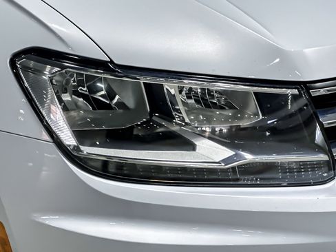 Used 2018 Volkswagen Tiguan SE w/ 18" Alloy Wheels Package image 10