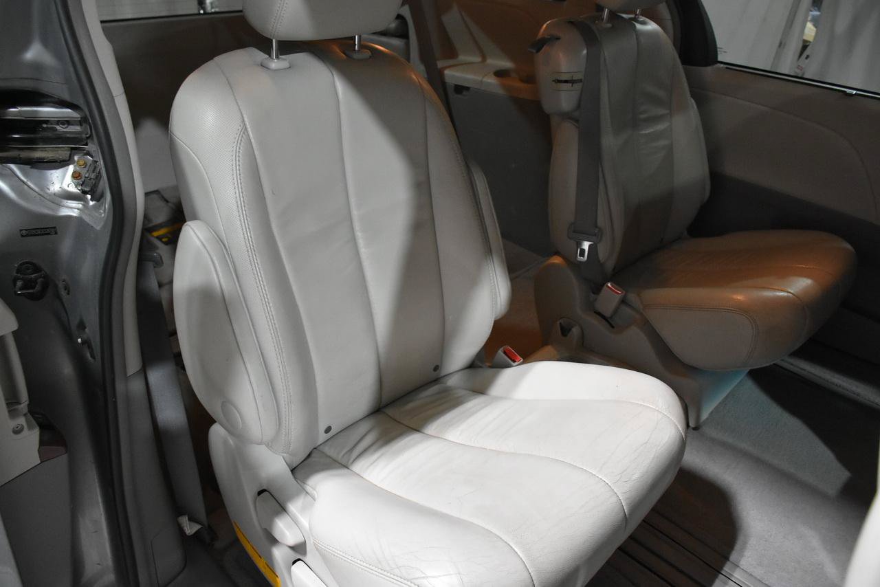 Used 2012 Toyota Sienna XLE FWD image 20