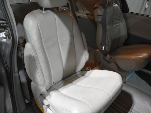 Used 2012 Toyota Sienna XLE FWD image 20