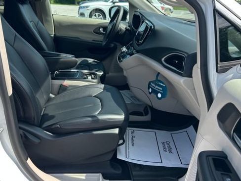 Used 2024 Chrysler Pacifica Touring-L FWD image 44