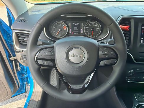 Used 2021 Jeep Cherokee Latitude Plus FWD image 24